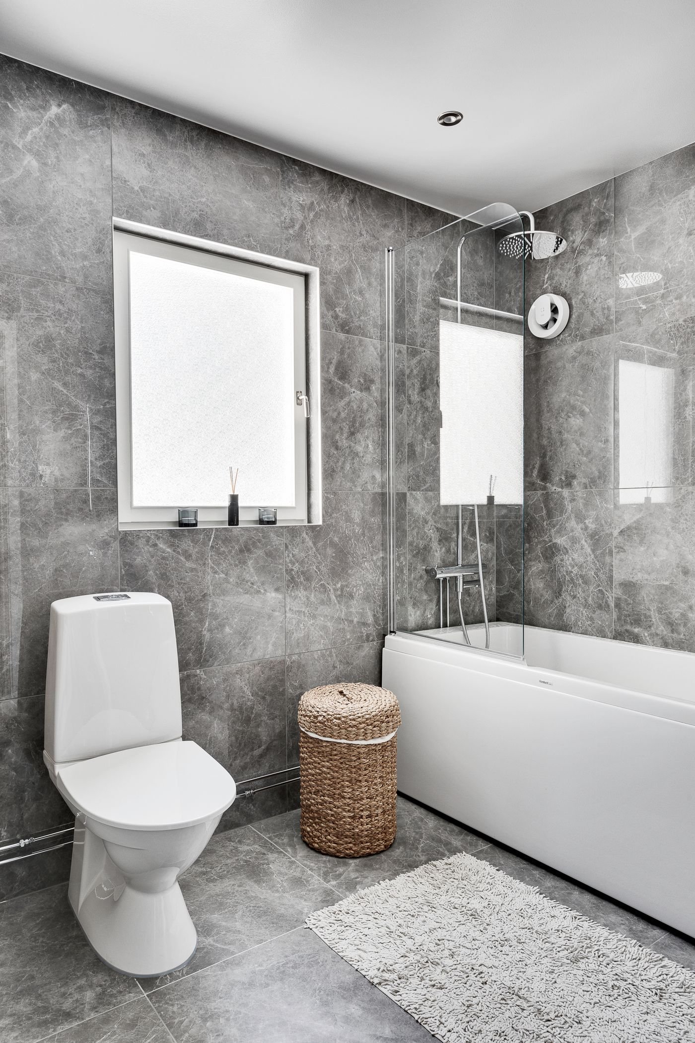 Bathroom with grey porcelain wall tiles