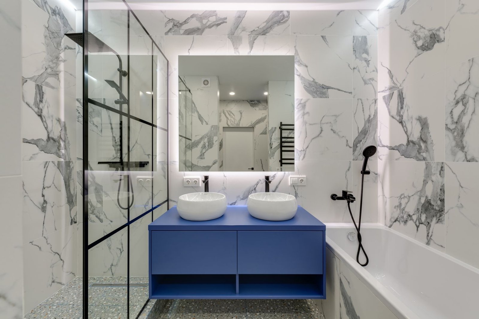 Contemporary bathroom with large-format marble-look surfaces