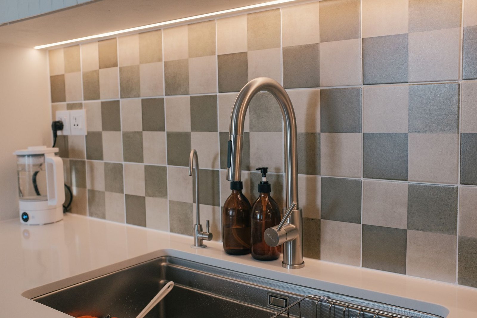 Detailed tiled kitchen splashback