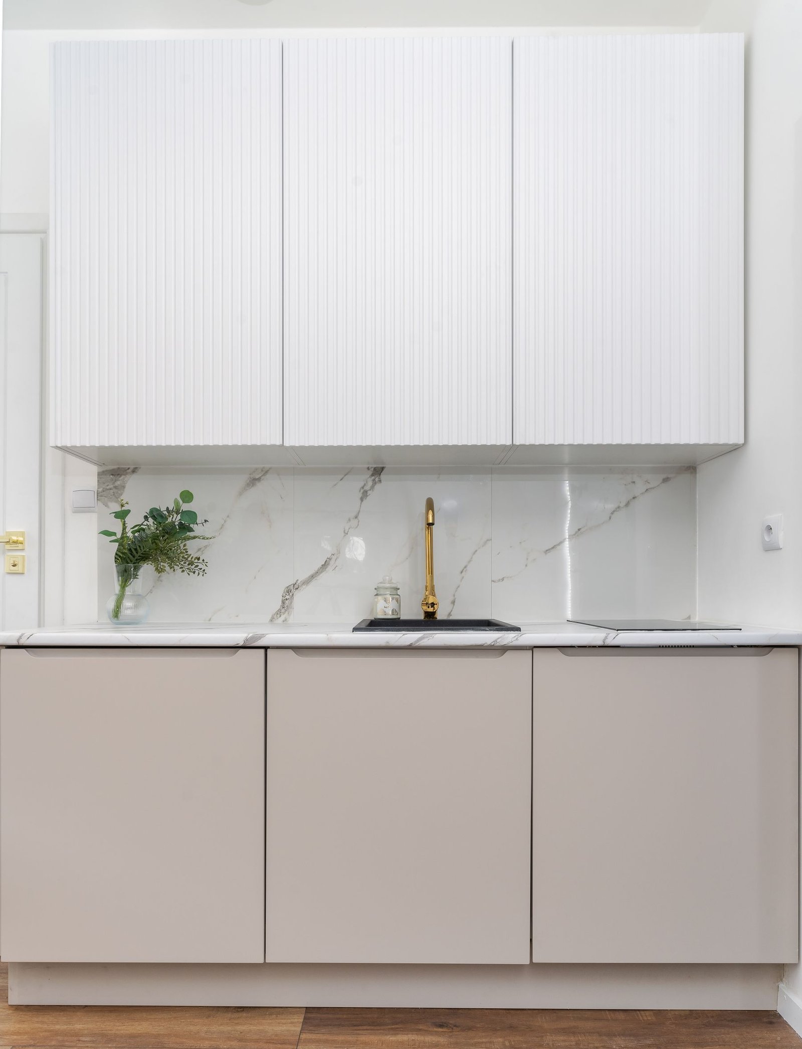 Minimal kitchen with marble-look splashback