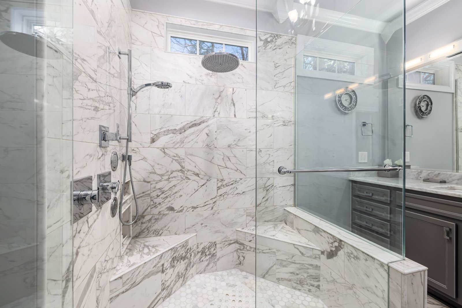 Residential bathroom with large-format marble-look porcelain